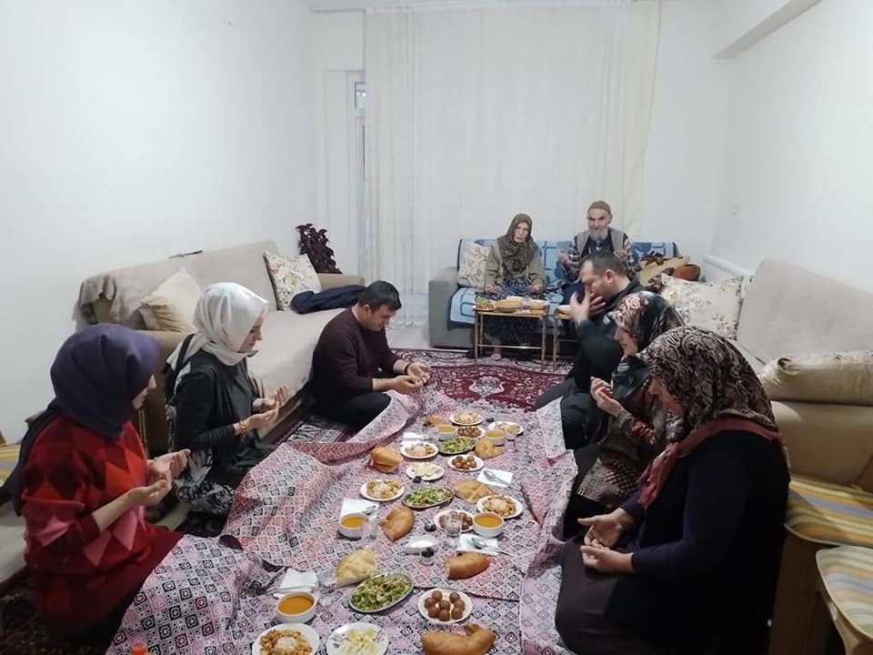 Kaymakamımız Sn. Burak DERTLİOĞLU ve Eşi Sn.Merve DERTLİOĞLU Hanımefendi  Mustafa Amcamızın hanesinde iftar açtılar.