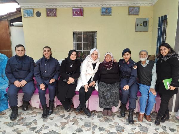 "Yaşlılar Haftası" Münasebetiyle  Kaymakamımız Sn. Burak DERTLİOĞLU' nun Eşi Sn. Merve DERTLİOĞLU Hanımefendi Ziyarette Bulundu